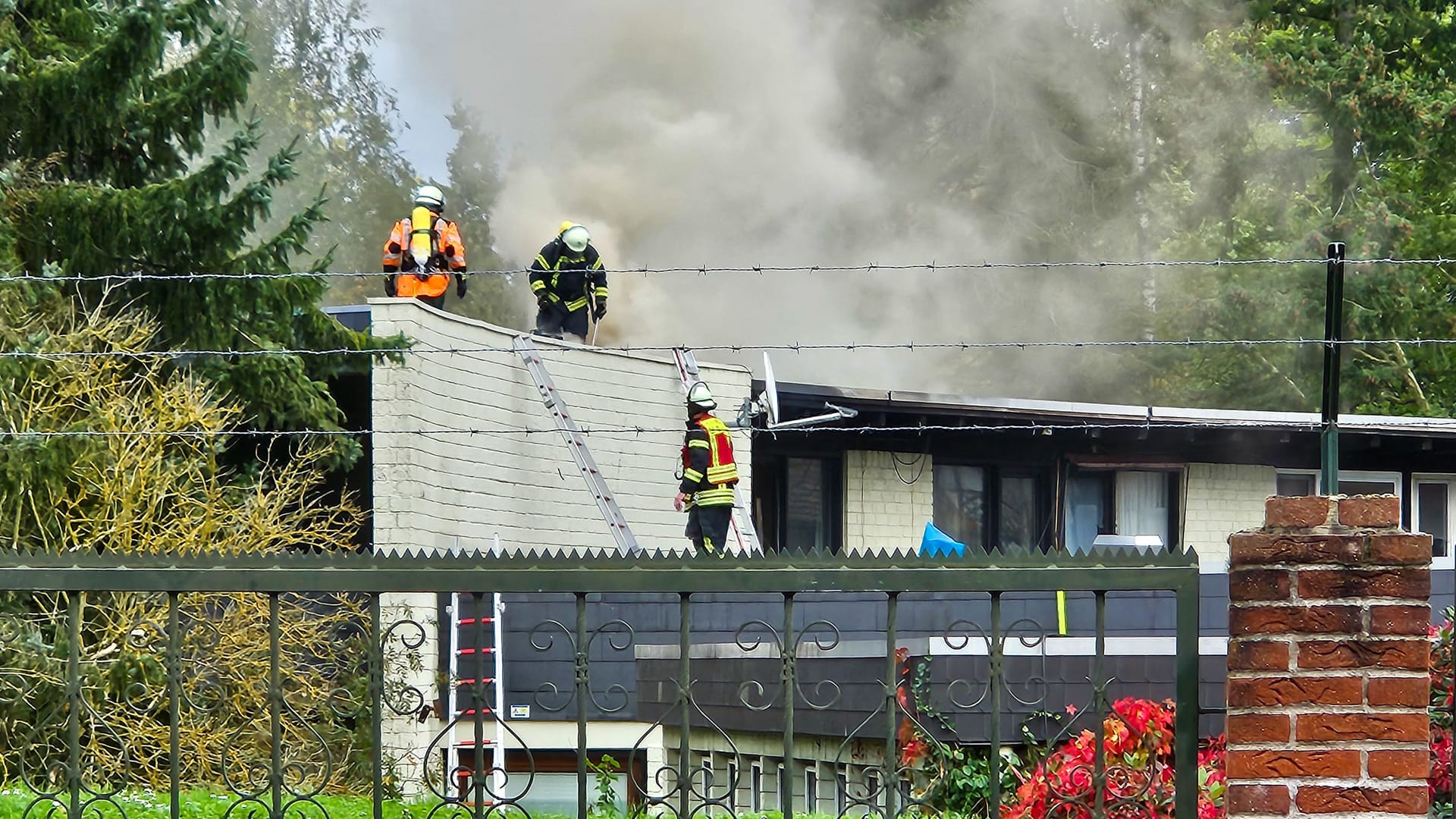 Das Feuer war am Mittwoch auf dem Gelände im Heide Park ausgebrochen: Die Ermittlungen zur Brandursache dauern an.