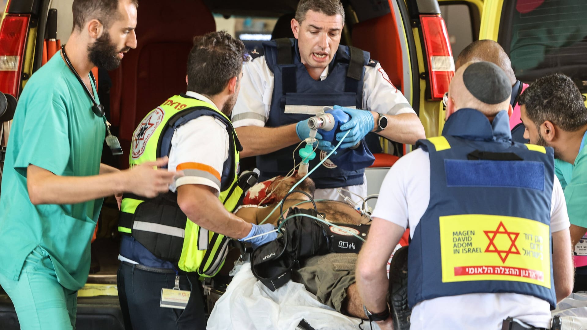 Rettungssanitäter in Ashkelon, Israel transportieren einen verletzen Mann ab-