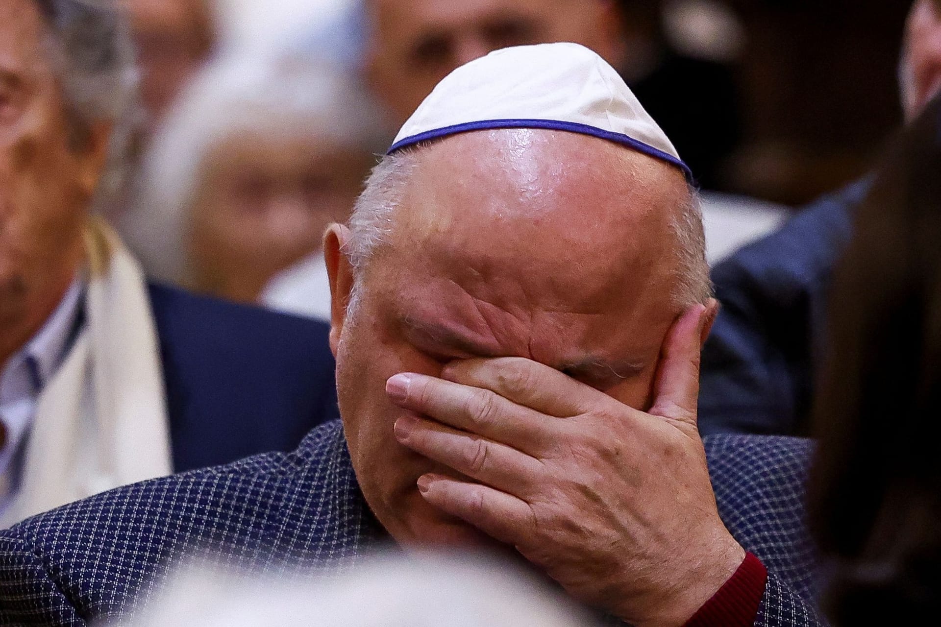 Ein Mann trauert um die Opfer der Terrorattacken der Hamas in einer Synagoge in Brüssel.