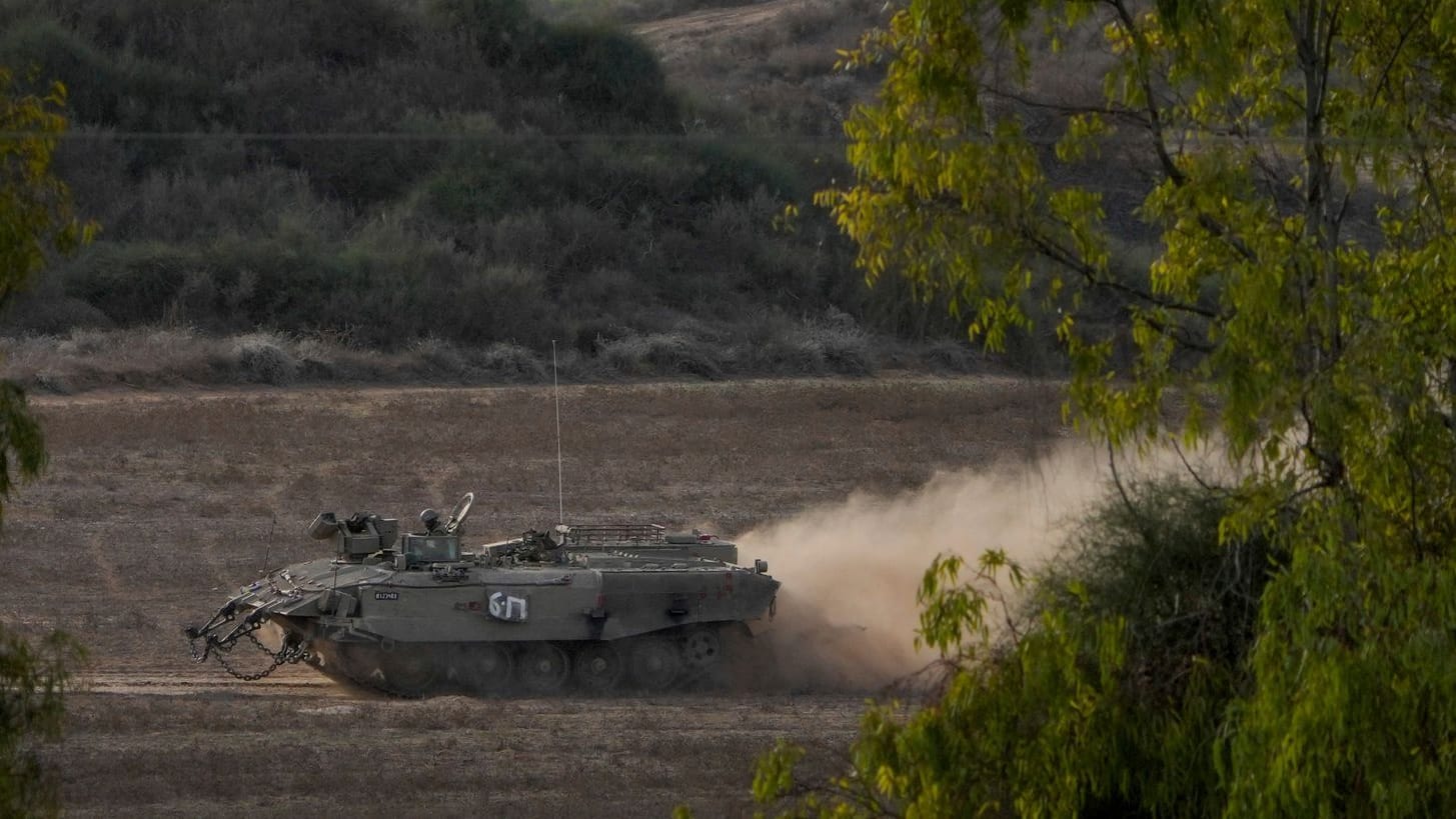Ein israelischer gepanzerter Mannschaftstransportwagen (APC) bewegt sich entlang der israelischen Grenze zum Gazastreifen.