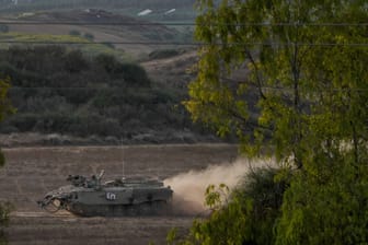 Ein israelischer gepanzerter Mannschaftstransportwagen (APC) bewegt sich entlang der israelischen Grenze zum Gazastreifen.