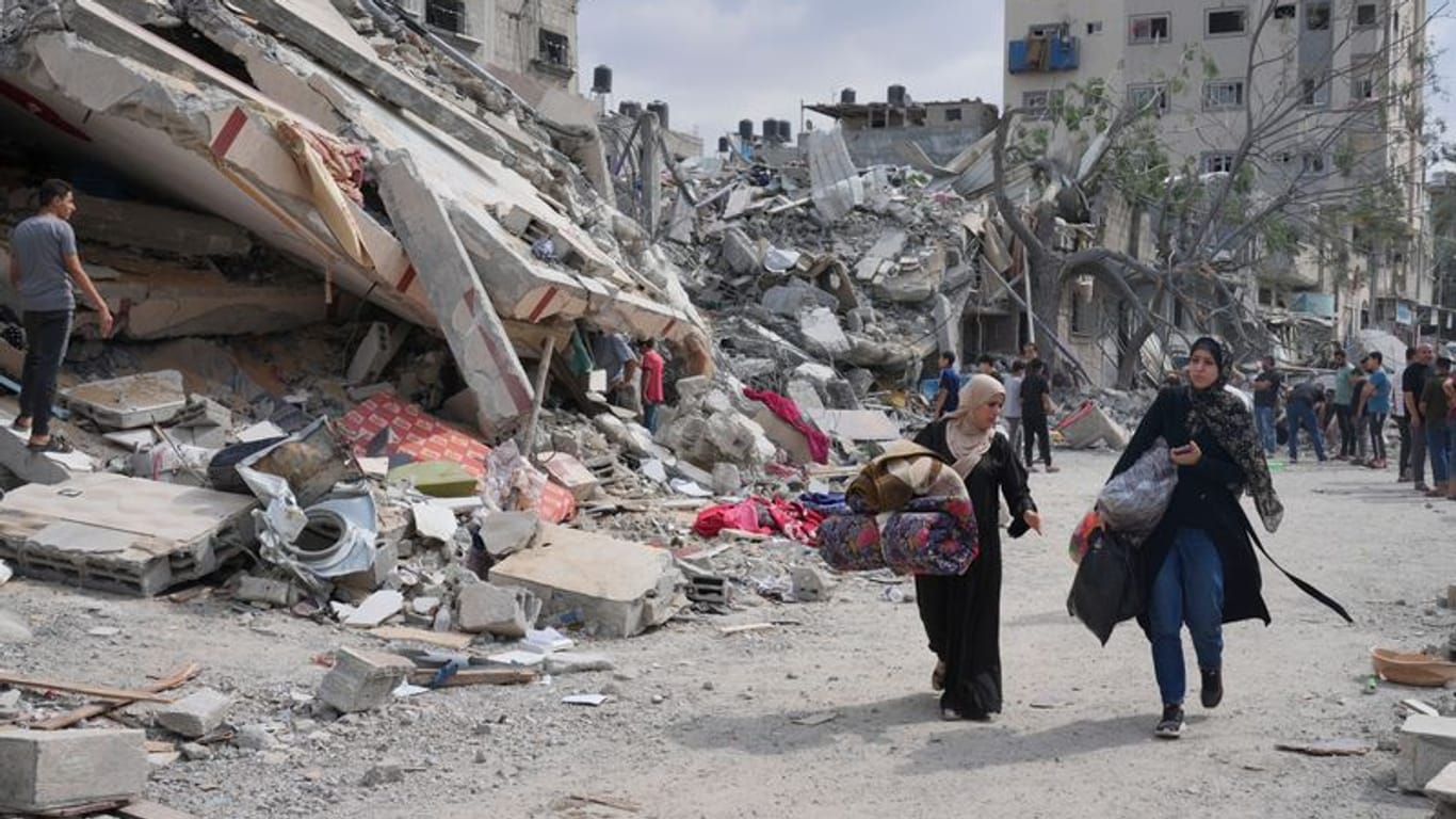 Gaza-Stadt: Durch israelische Luftschläge sind bereits Gebäude zusammengebrochen.