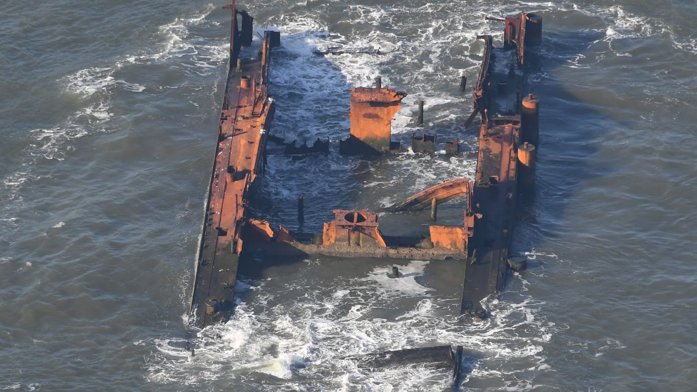 Das Wrack des Frachters "Pallas" aus der Luft (Archivfoto): Noch heute kann man die Reste des Schiffs bei entsprechenden Pegelständen gut erkennen.