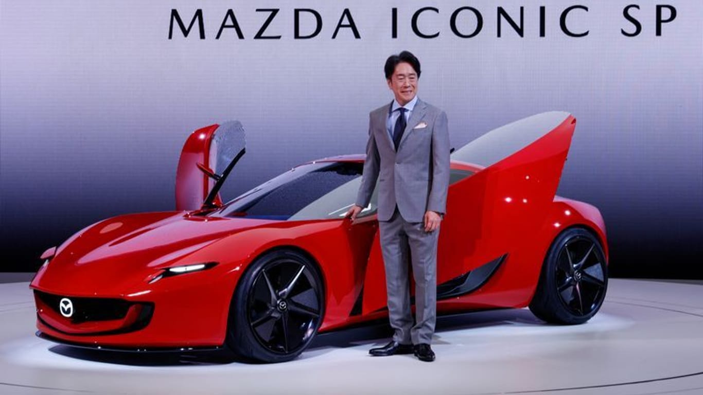 Erinnert an Legenden wie RX-7 und RX-8: Mazda-CEO Masahiro Moro präsentiert das Konzeptfahrzeug Iconic SP.