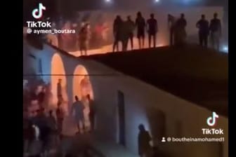 Mob in der brennenden El-Hamma-Synagoge in Tunesien: "Wir sind entsetzt."