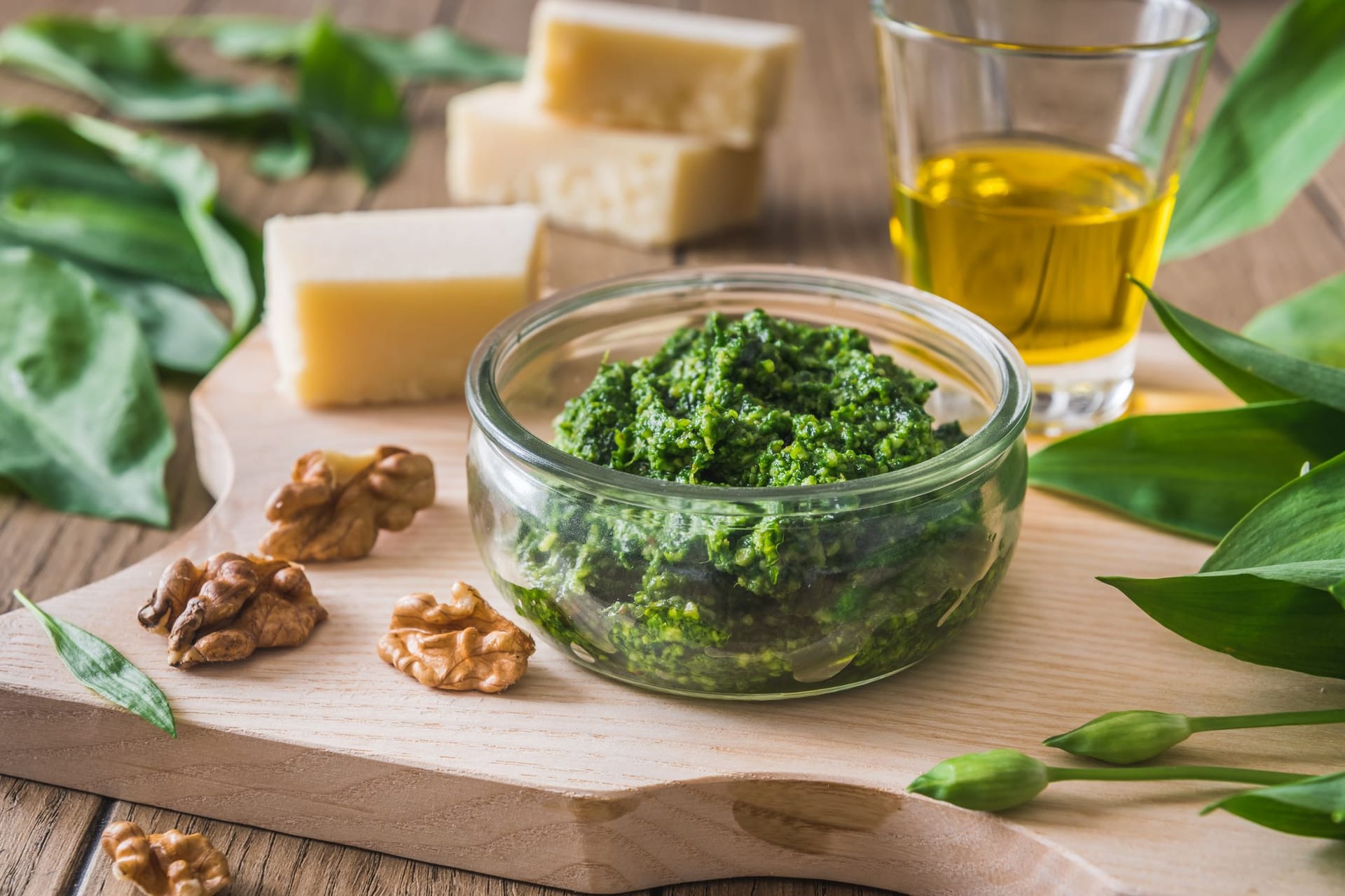 Mit Käse-Alternativen können Sie Ihr Pesto auch vegan zubereiten.