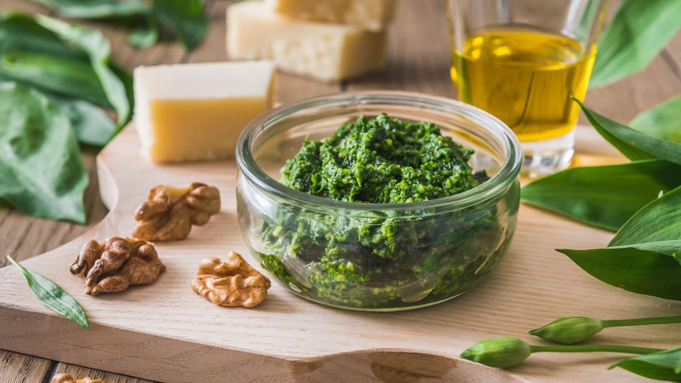 Mit Käse-Alternativen können Sie Ihr Pesto auch vegan zubereiten.