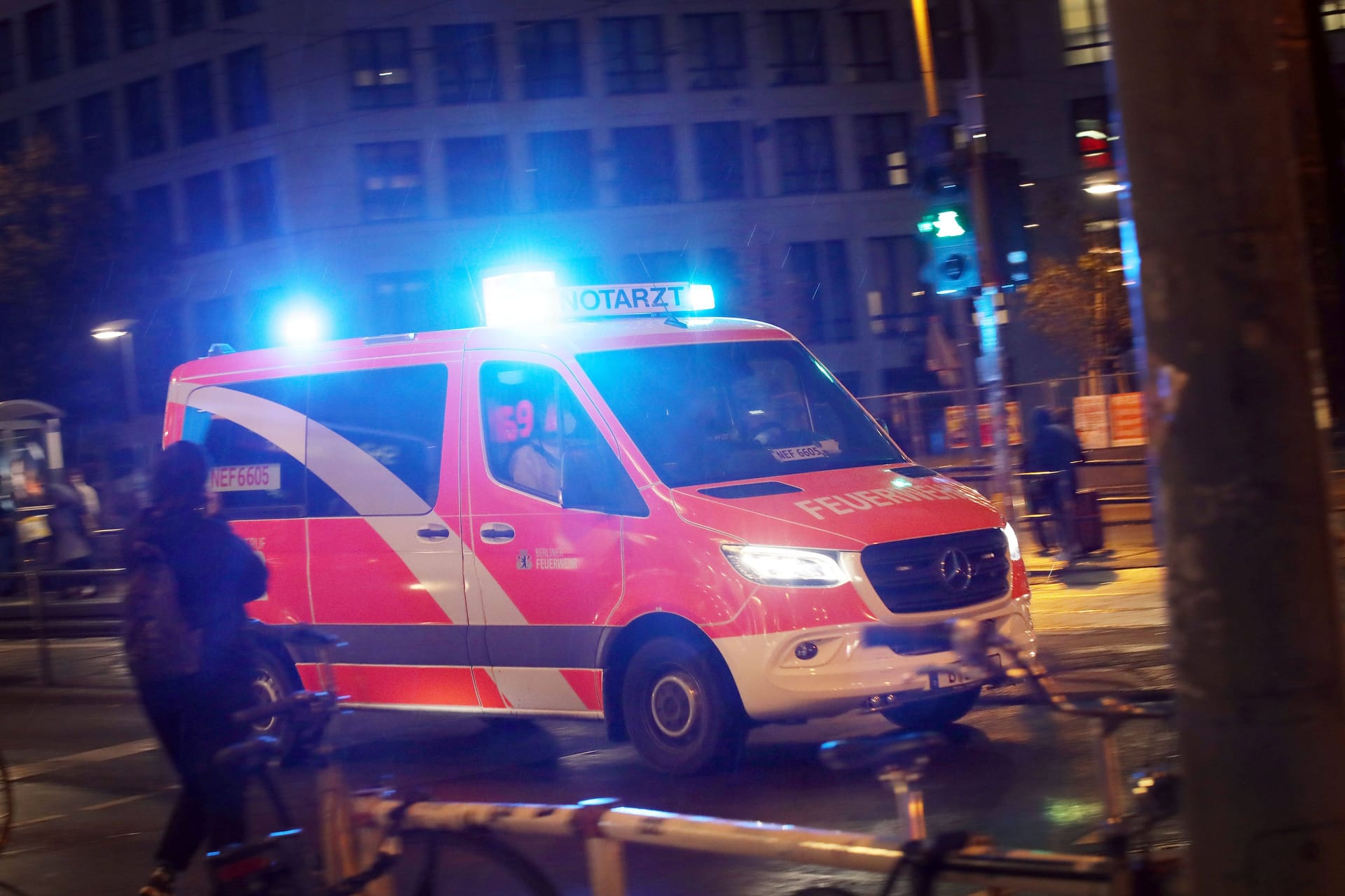 Ein Notarzt im Einsatz (Archivbild): In Berlin sind nach einem Unfall Dutzende Liter Benzin auf den Kurfürstendamm gelaufen.