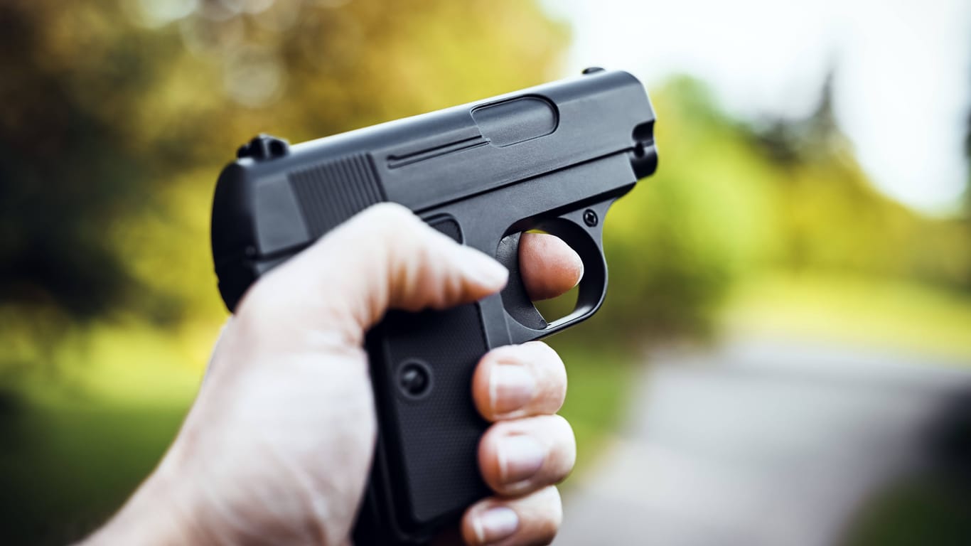 Person mit Waffe in der Hand (Symbolbild): In Neukölln ist ein Mann ausgeraubt worden.