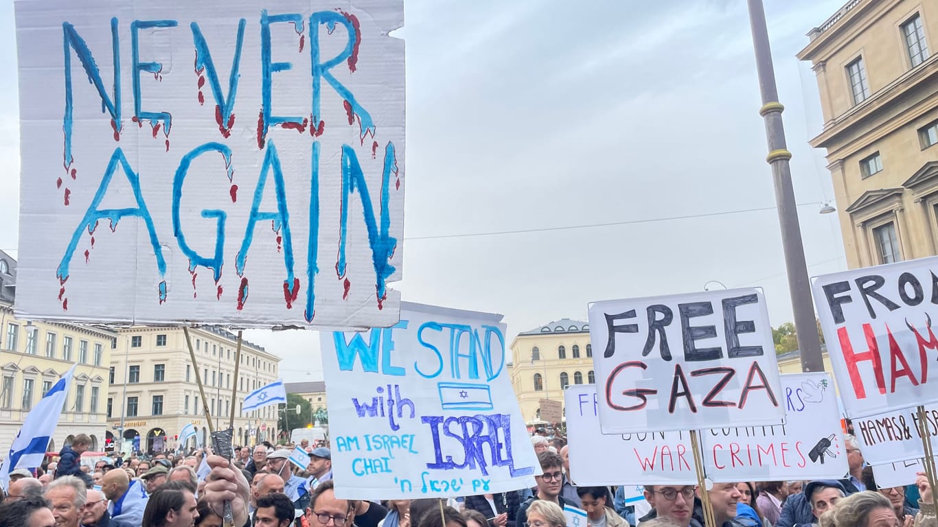 München für Israel: Rund eintausend Menschen versammeln sich am Montagabend, um gemeinsam ein Zeichen zu setzen.