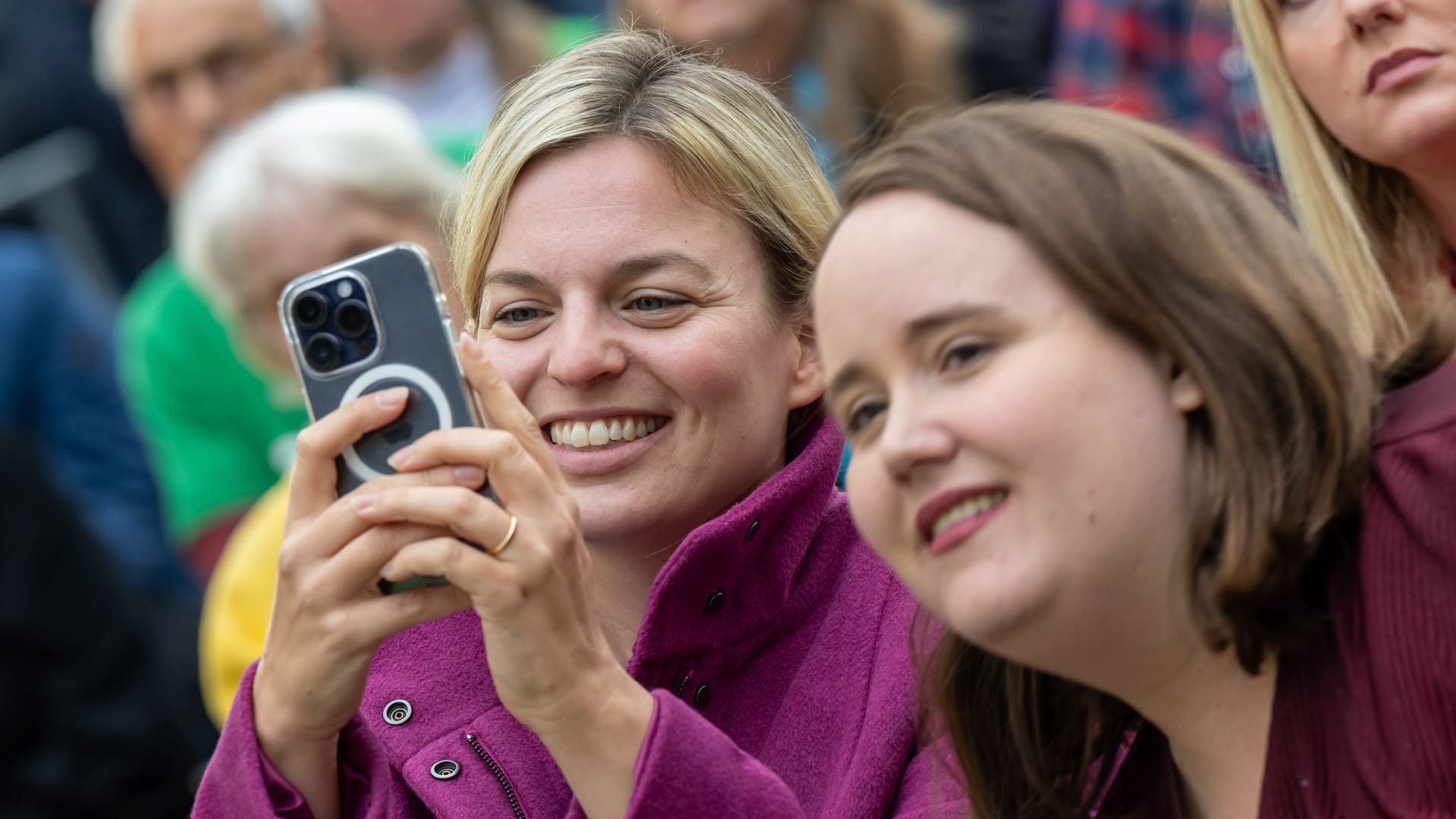 Katharina Schulze (l) und Ricarda Lang: Grünen-Politikerinnen und -Politiker werden am häufigsten Opfer von Angriffen.