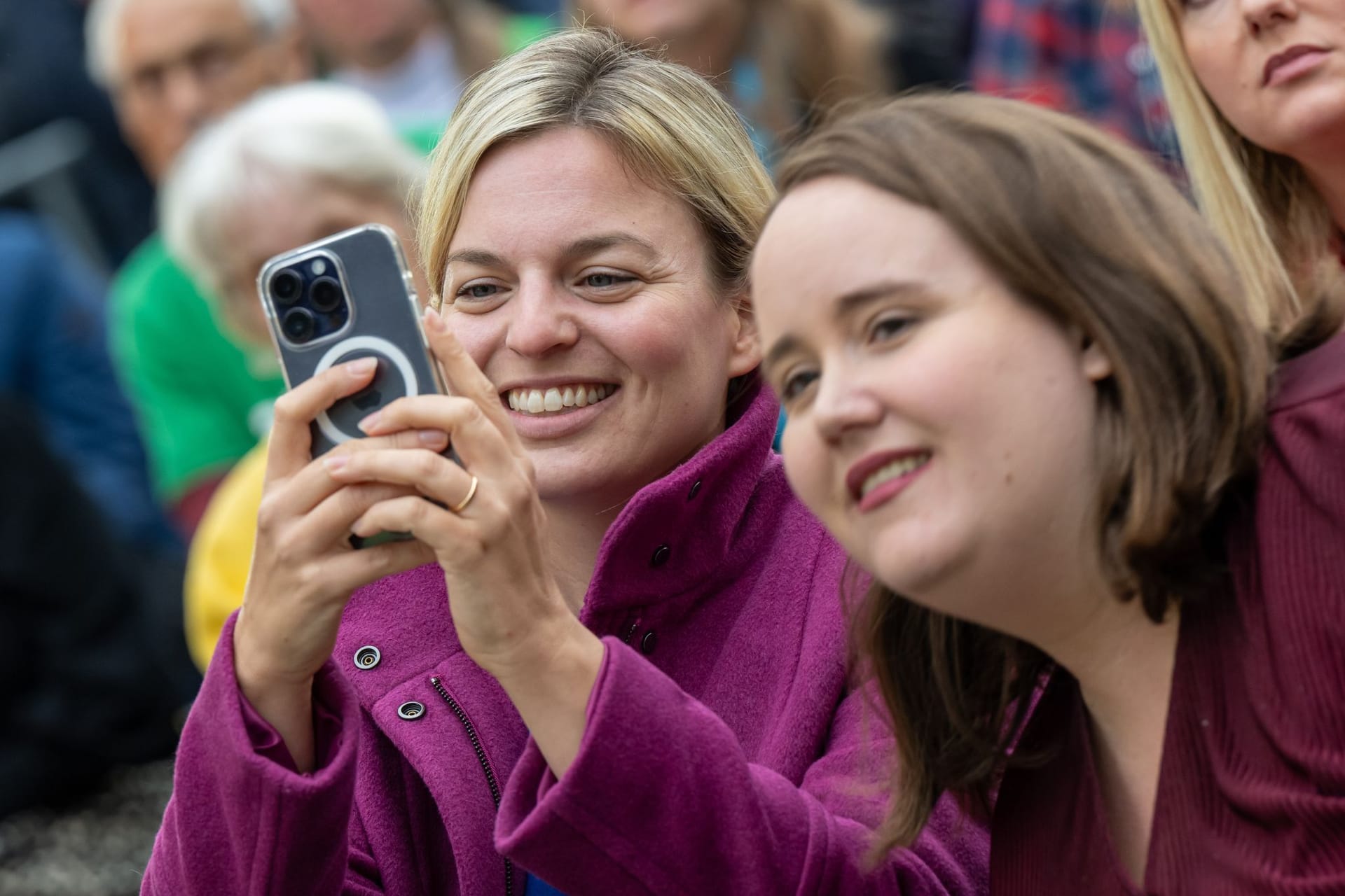 Katharina Schulze (l) und Ricarda Lang: Grünen-Politikerinnen und -Politiker werden am häufigsten Opfer von Angriffen.