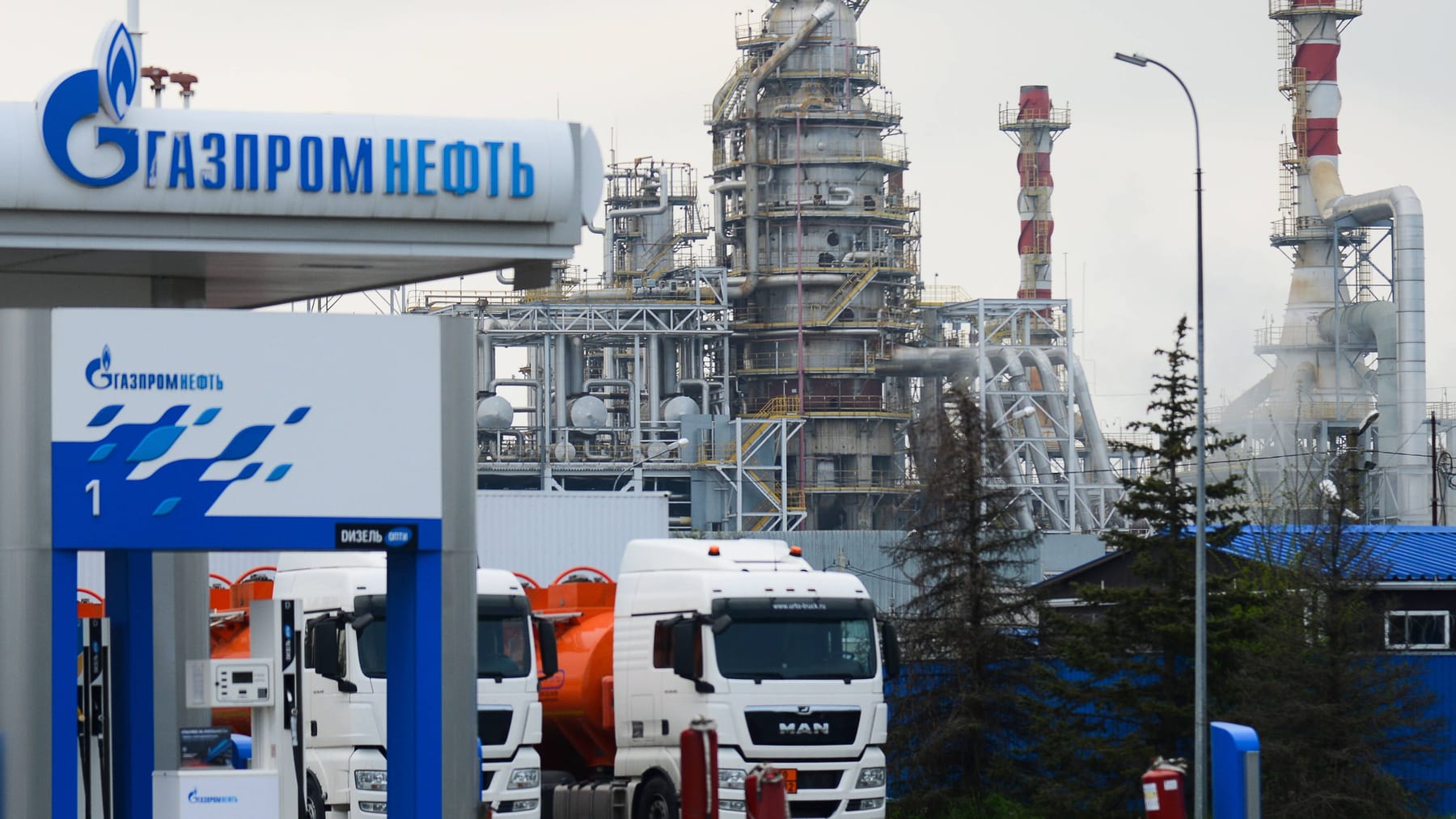 Feuer in russischer Ölraffinerie ausgebrochen
