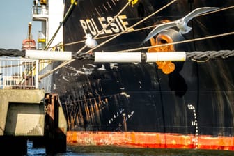 Die Schäden am Frachtschiff "Polesie": Wie es zu der Kollision kommen konnte, wird jetzt von mehreren Stellen ermittelt.