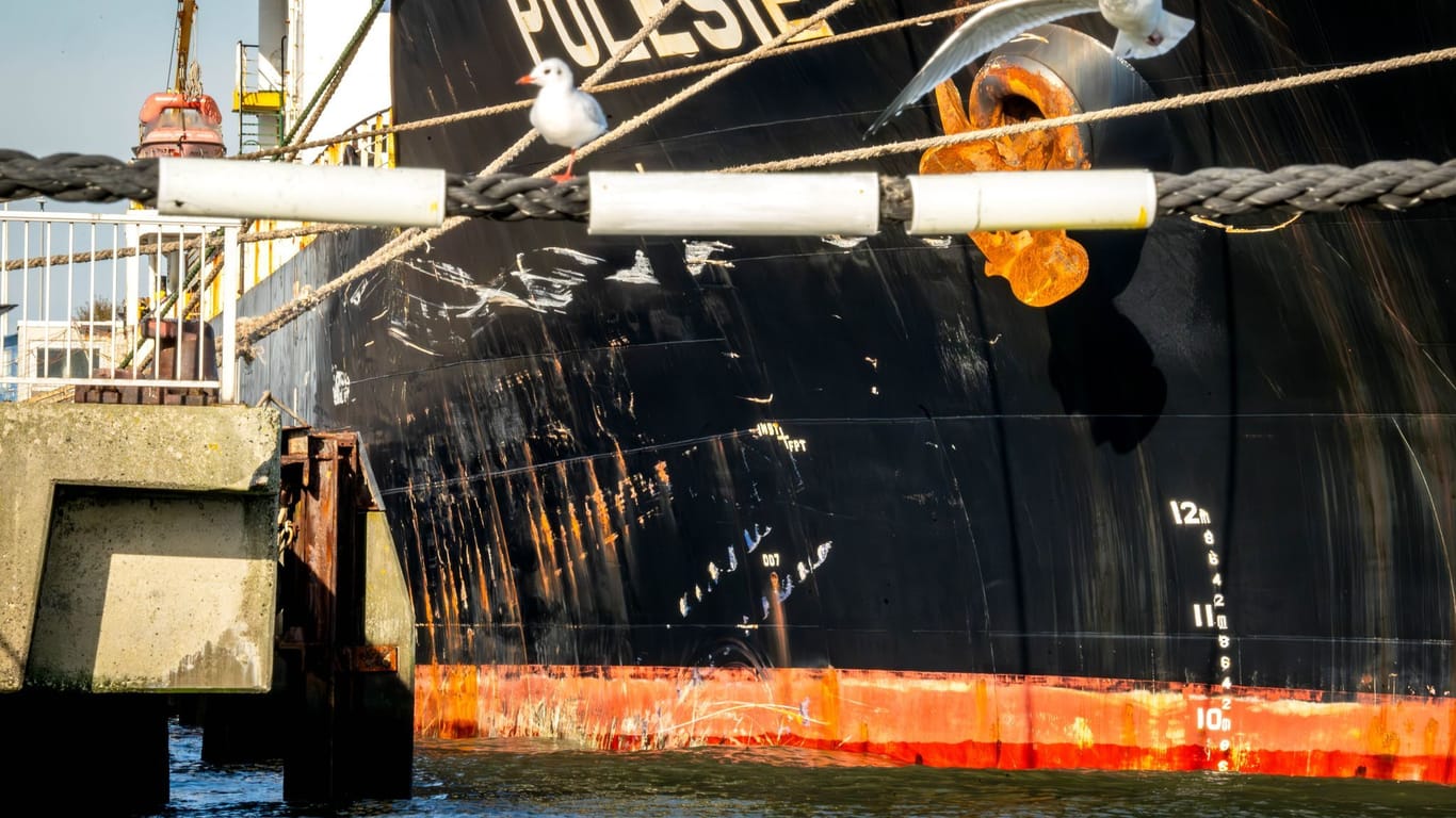Die Schäden am Frachtschiff "Polesie": Wie es zu der Kollision kommen konnte, wird jetzt von mehreren Stellen ermittelt.