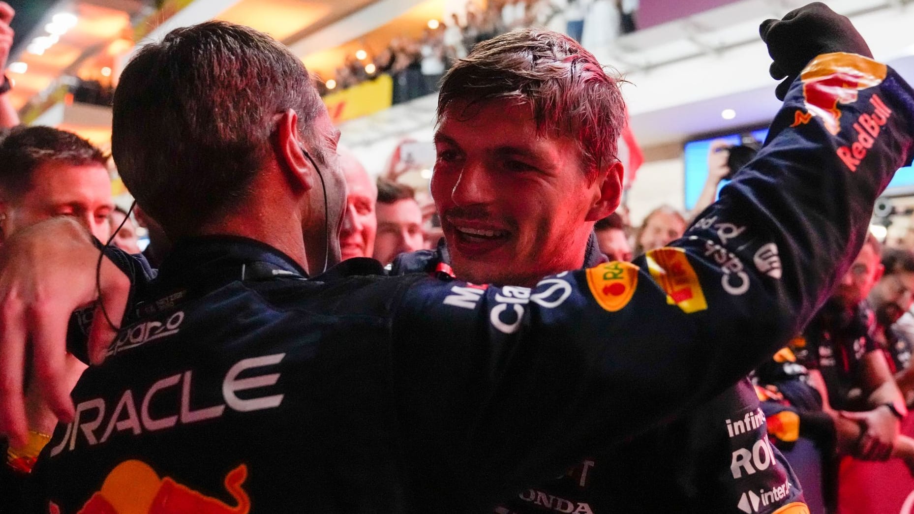 Schon wieder Jubel: Max Verstappen wird von seinem Team nach dem Rennen in Katar geherzt.