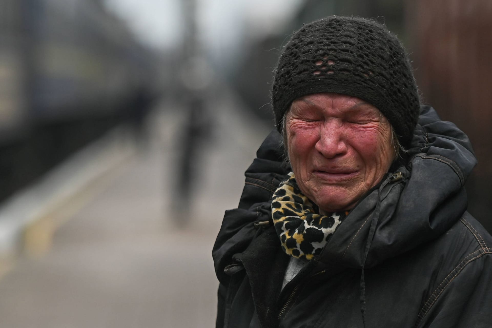 Eine alte Frau weint, als sie in der ukrainischen Stadt Cherson einen Zug besteigt, der sie evakuiert (Archivbild).