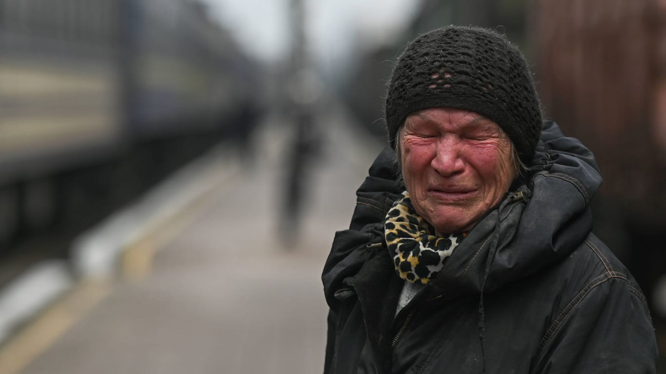 Eine alte Frau weint, als sie in der ukrainischen Stadt Cherson einen Zug besteigt, der sie evakuiert (Archivbild).