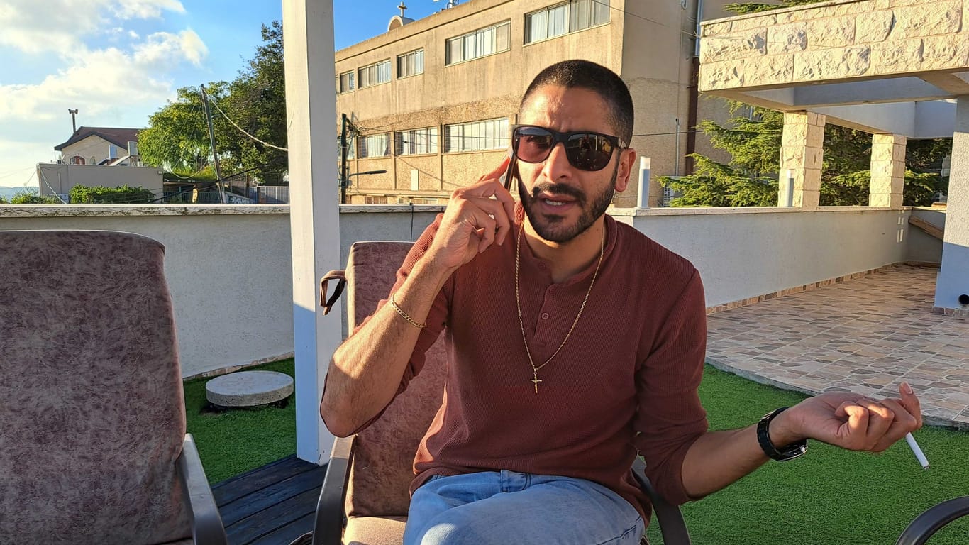Kamil Mansur auf seinem Balkon in Gisch: "Sobald ein Konflikt da ist, bin ich Araber."