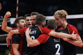 Die deutsche Volleyball-Nationalmannschaft feiert einen Punktgewinn: Der Olympia-Traum lebt.