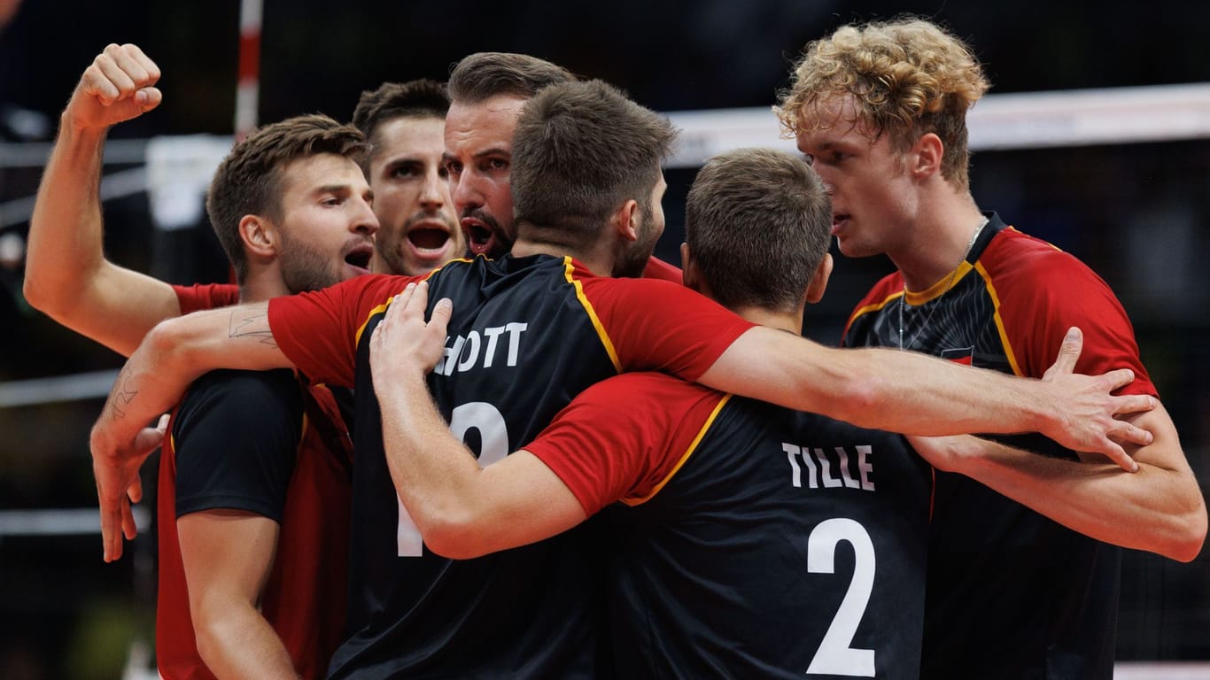 Die deutsche Volleyball-Nationalmannschaft feiert einen Punktgewinn: Der Olympia-Traum lebt.