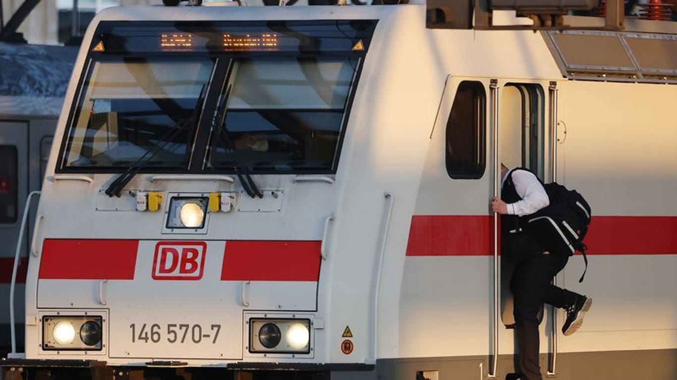 Ein Lokführer steigt in einen Triebwagen (Symbolbild): Am Samstag hat die GDL zu einem Warnstreik aufgerufen.