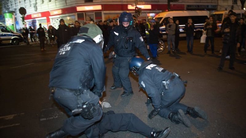 Polizisten nehmen einen Teilnehmer der Pro-Palästina-Demo fest.