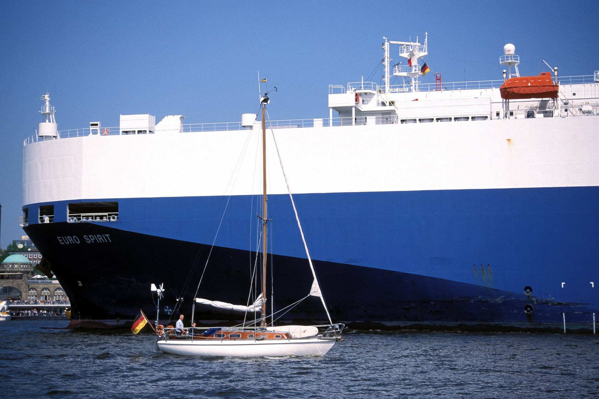 Segelyacht vor einem Frachter (Archivbild): Martin Daldrup rettete sich mitten auf dem Atlantik in seine Rettungsinsel.