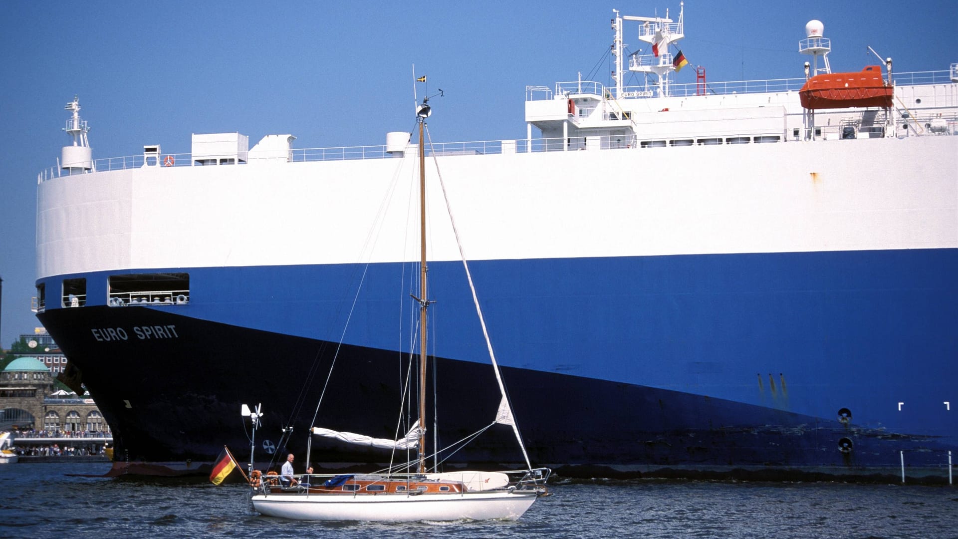 Segelyacht vor einem Frachter (Archivbild): Martin Daldrup rettete sich mitten auf dem Atlantik in seine Rettungsinsel.