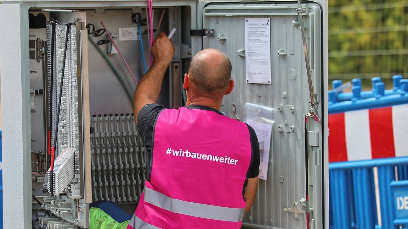 Der Ausbau ist im vollen Gange: Bis Ende 2024 sollen mehr als 10 Millionen deutsche Haushalte über das Glasfasernetz der Telekom versorgt werden können.