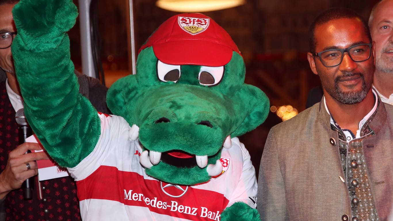Maskottchen Fritzle und Vereinslegende Cacau auf dem Wasen (Archivbild): Auch in diesem Jahr wird die Mannschaft des VfB wieder gemeinsam mit ihren Fans feiern.