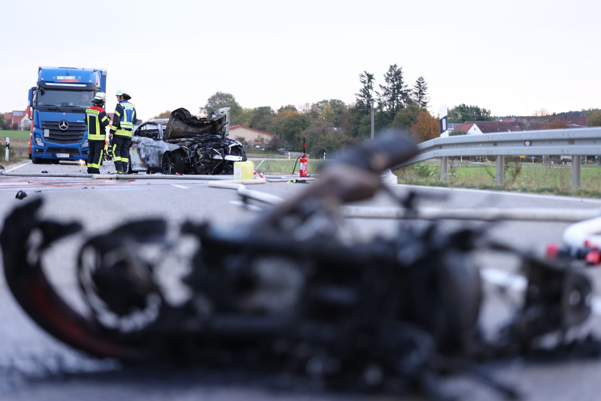 Schrecklicher Unfall auf der B466: Sowohl das Motorrad als auch der BMW standen nach dem Zusammenstoß in Flammen.