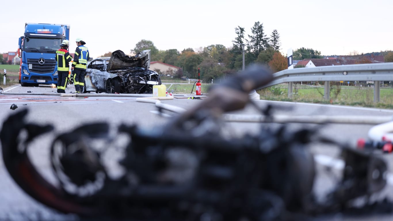 Schrecklicher Unfall auf der B466: Sowohl das Motorrad als auch der BMW standen nach dem Zusammenstoß in Flammen.