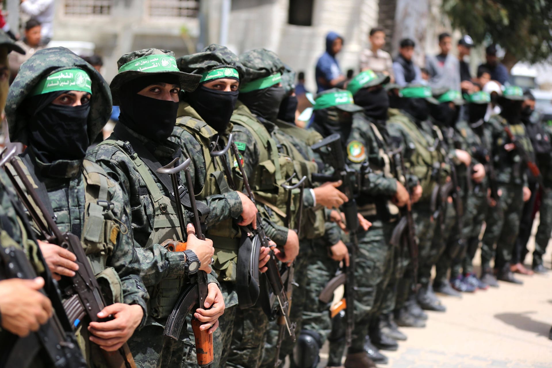 Kämpfer der palästinensischen Essedin al-Kassam-Brigaden an der Grenze zu Israel im Norden des Gazastreifens (Archivbild).