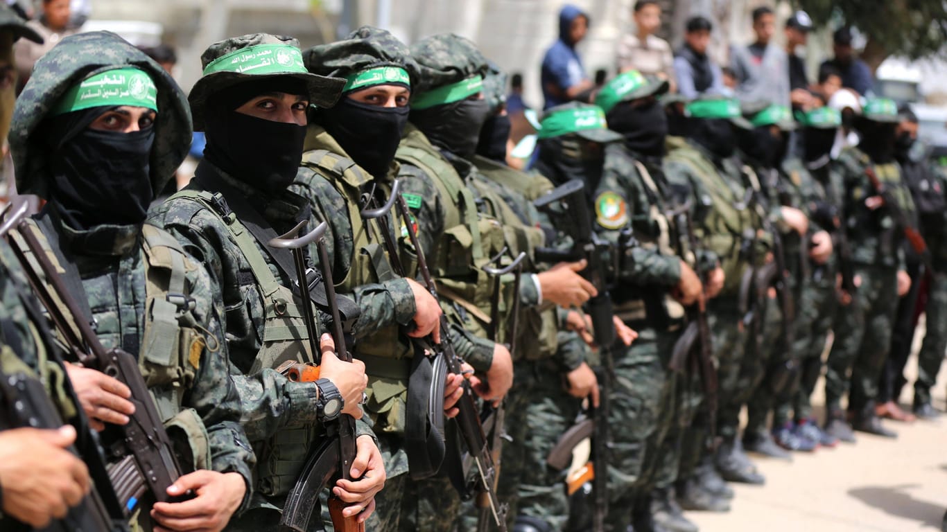 Kämpfer der palästinensischen Essedin al-Kassam-Brigaden an der Grenze zu Israel im Norden des Gazastreifens (Archivbild).