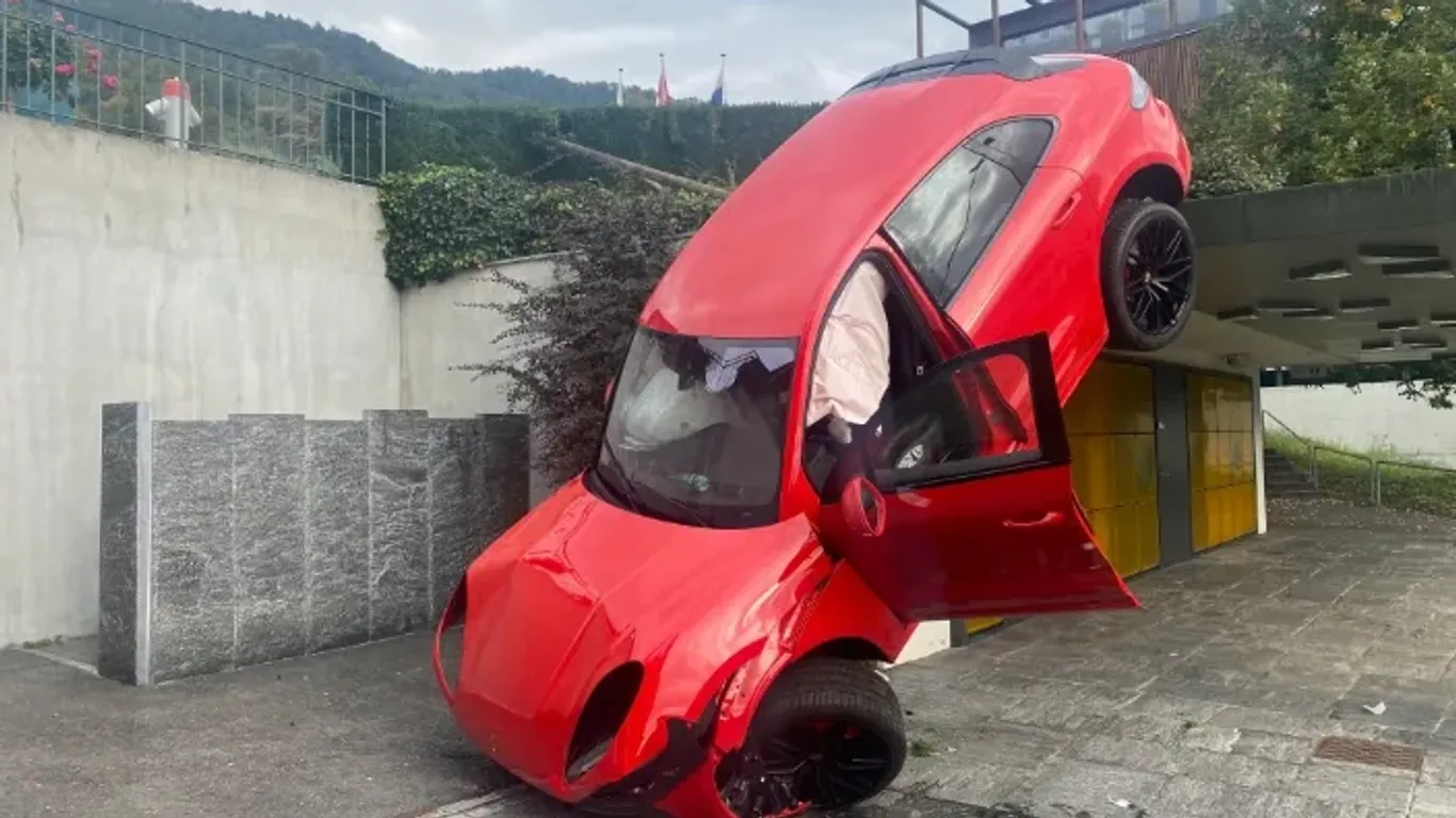 Unfall mit einem Porsche in der Schweiz.