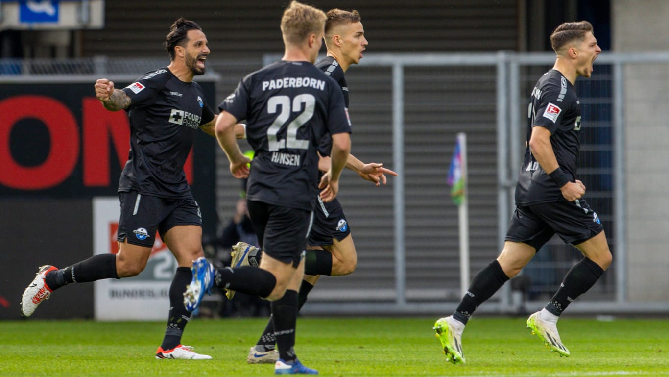 Florent Muslija (re.) jubelt mit seinen Mitspielern über das Tor zum 1:0 gegen St. Pauli.