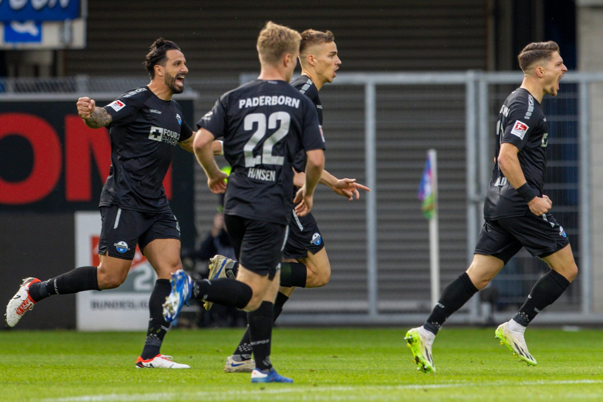 Florent Muslija (re.) jubelt mit seinen Mitspielern über das Tor zum 1:0 gegen St. Pauli.