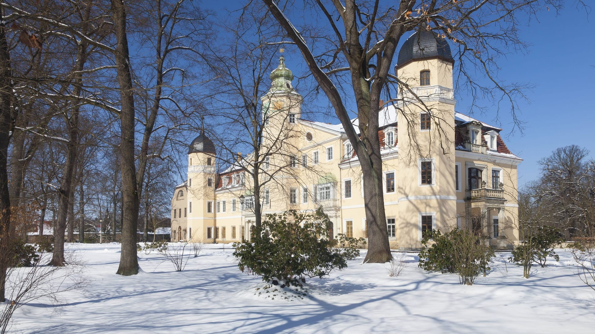 Von Schnee bedeckter Schloss und Schlosspark Hermsdorf