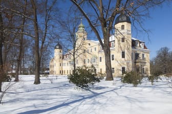 Von Schnee bedeckter Schloss und Schlosspark Hermsdorf