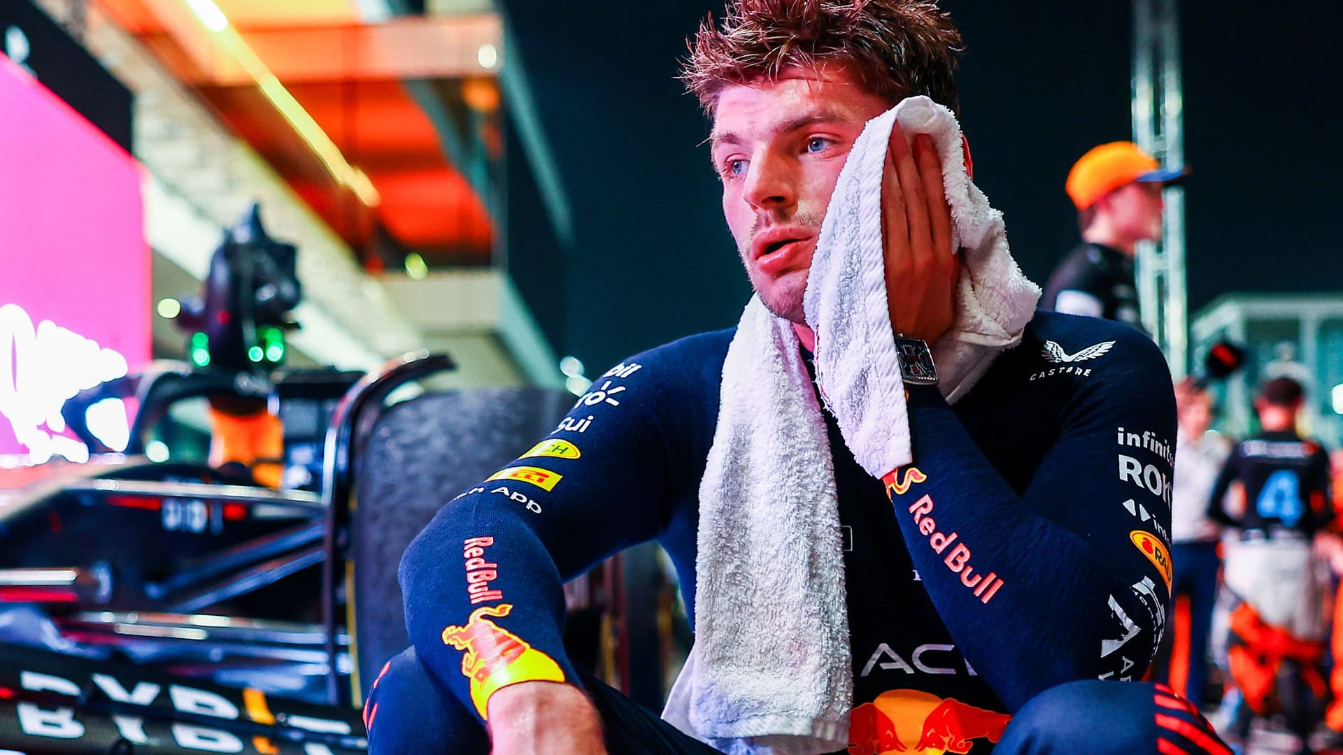 Max Verstappen völlig erschöpft: Die Fahrer mussten in Katar enorme Temperaturen aushalten.