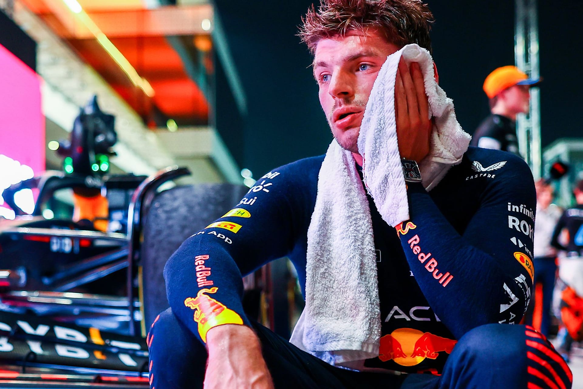 Max Verstappen völlig erschöpft: Die Fahrer mussten in Katar enorme Temperaturen aushalten.