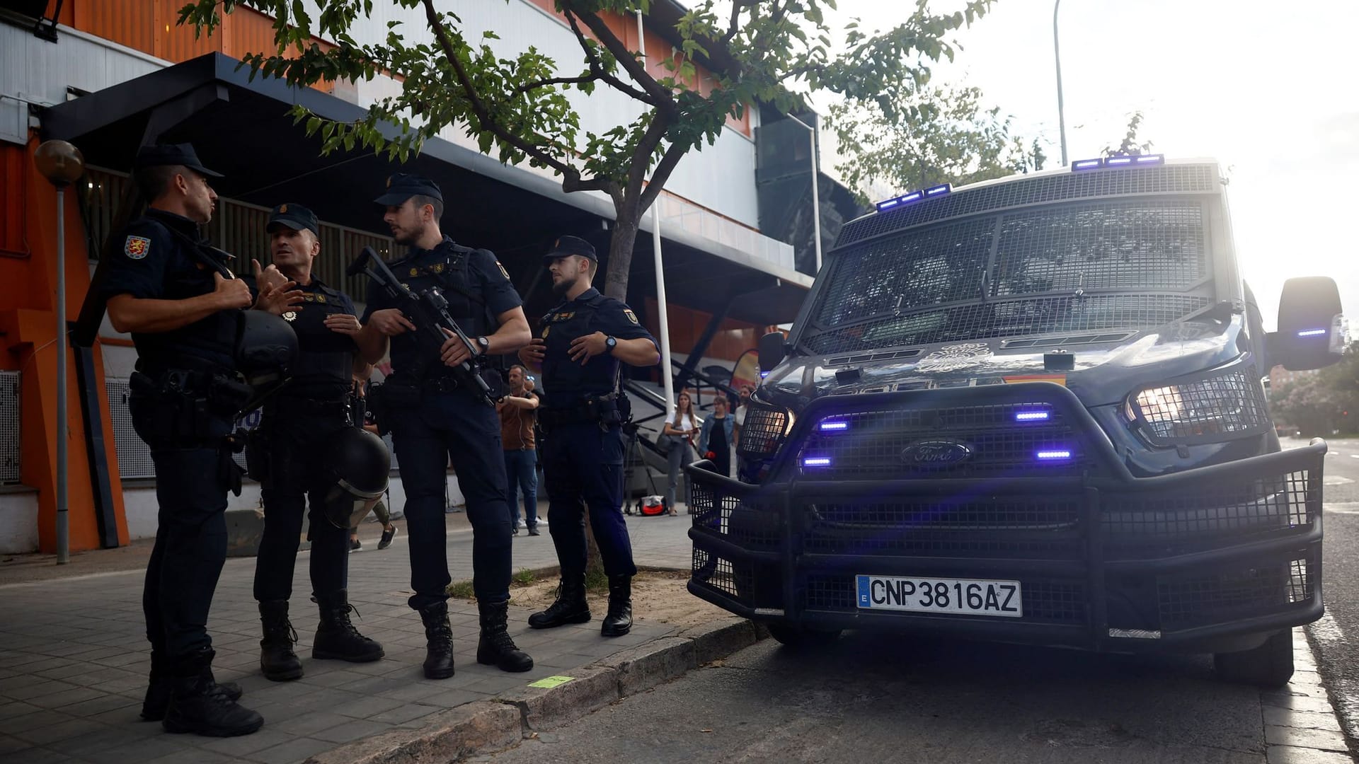 Das Spiel der Basketballer von Maccabi Tel Aviv in Valencia fand zuletzt unter extremen Sicherheitsvorkehrungen mit einem Aufgebot von über 1000 Polizisten statt.