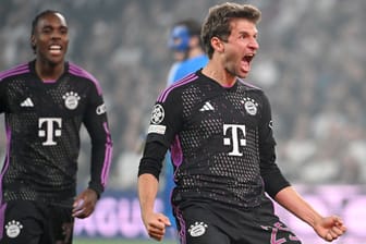 Thomas Müller (r.) feiert das Siegtor durch Mathys Tel (l.): Der FC Bayern gewann in Kopenhagen.