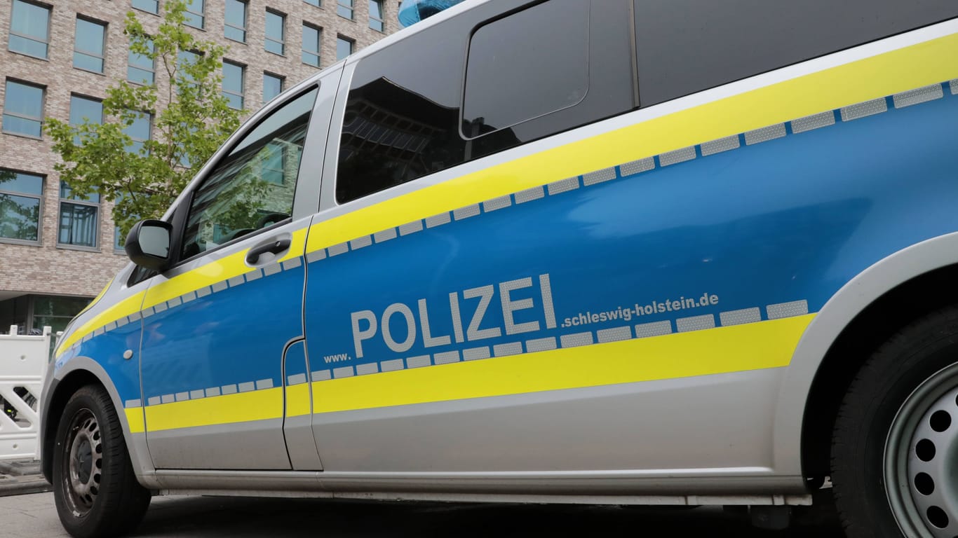 Polizeifahrzeug der Polizei Schleswig-Holstein im Bahnhofsbereich Kiel: Die Beamten ermitteln zu den Hintergründen.