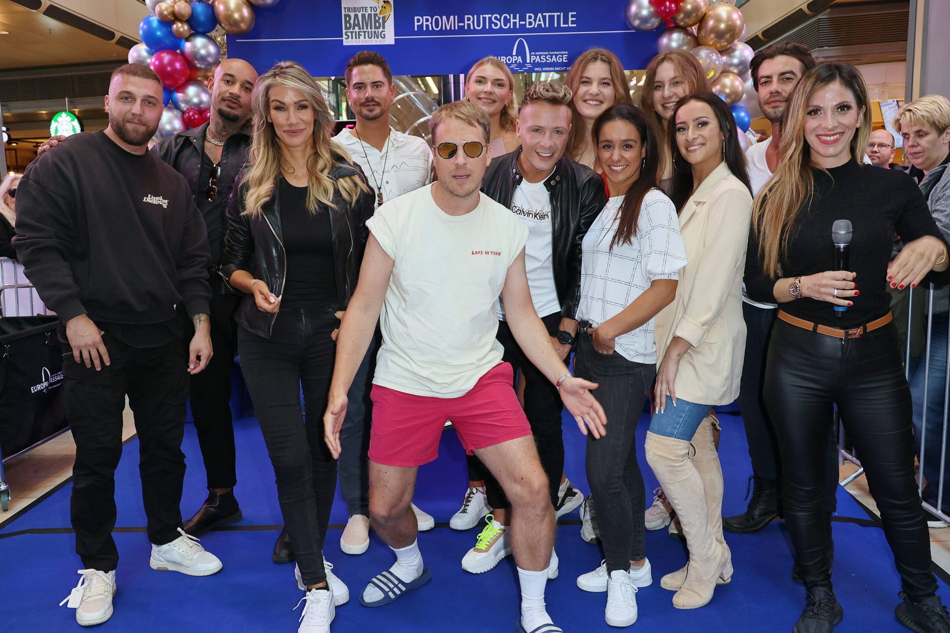 Gruppenfoto der Teilnehmer beim Promi-Rutsch-Battle in Hamburg: Unter anderem Yasmina Filali, Gülcan Kamps, Melissa Ortiz Gomez, Oliver Pocher und Filip Pavlovic waren mit dabei.