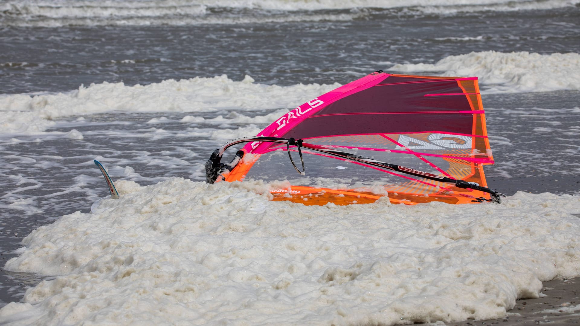 Windsurfer in der Brandung am Nordstrand von Norderney (Symbolbild): Die Feuerwehr wurde zu einer Menschenrettung aus dem Wasser alarmiert.