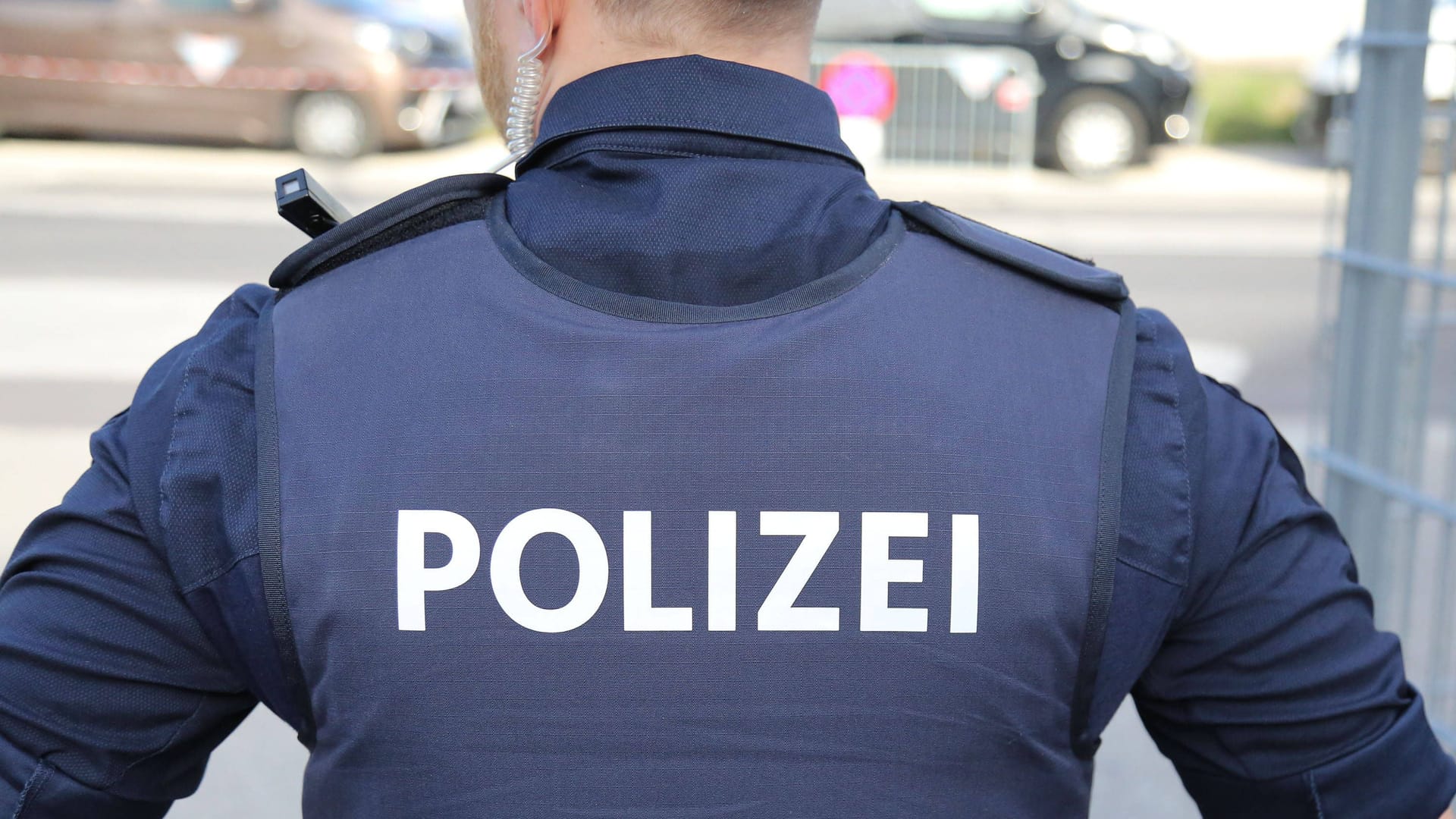 Ein Polizist steht an einer Straße (Symbolbild): In Hannover fahndet die Polizei nach zwei Dieben. Ein Polizist steht an einer Straße (Symbolbild): In Hannover fahndet die Polizei nach zwei Dieben.