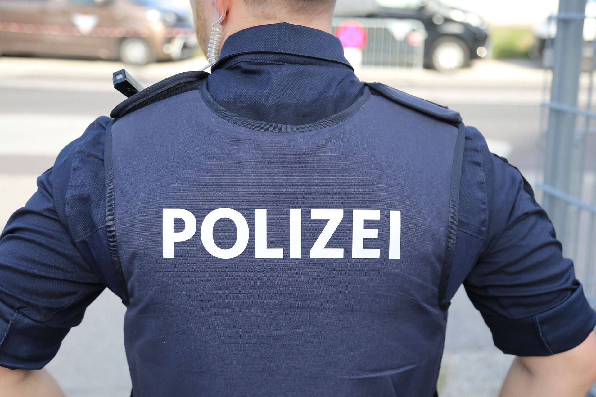 Ein Polizist steht an einer Straße (Symbolbild): In Hannover fahndet die Polizei nach zwei Dieben.