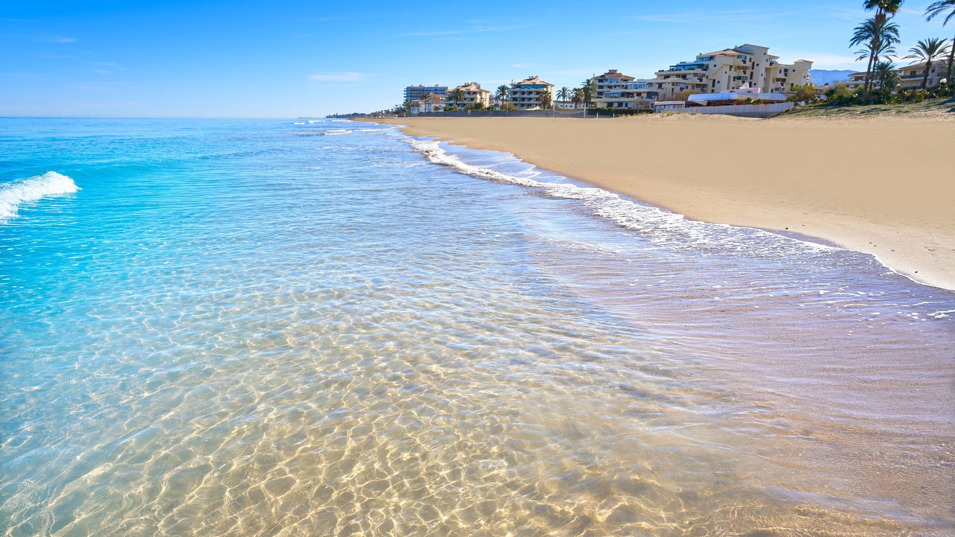 Strand von Denia: Der kilometerlange Strand ist perfekt für Familien.